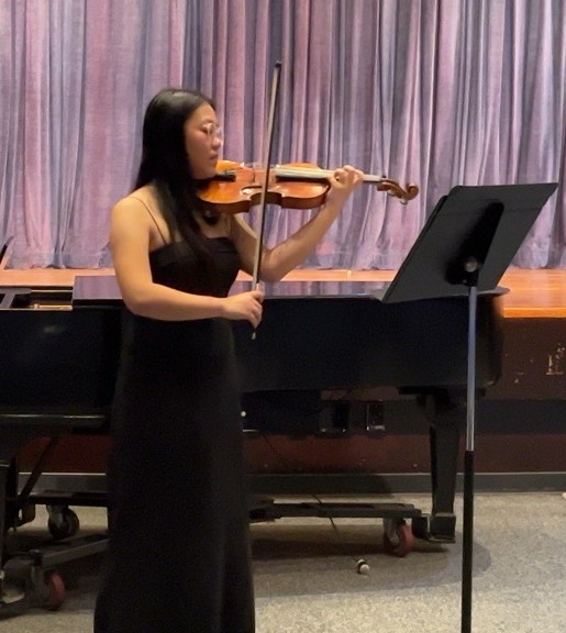 Belle Zhou is playing the violin 